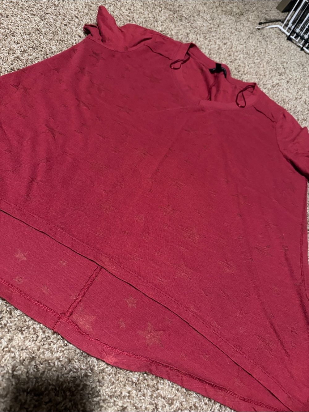 Rock & Republic maroon star pattern v-neck tee (XL) - like new!